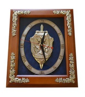 Часы "Герб ФСБ" в деревянной раме