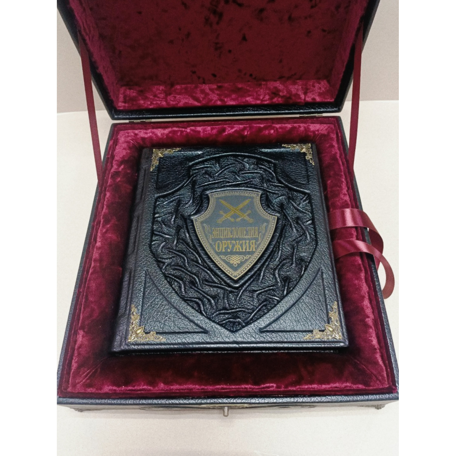 Подарочная книга "Энциклопедия оружия" в шкатулке
