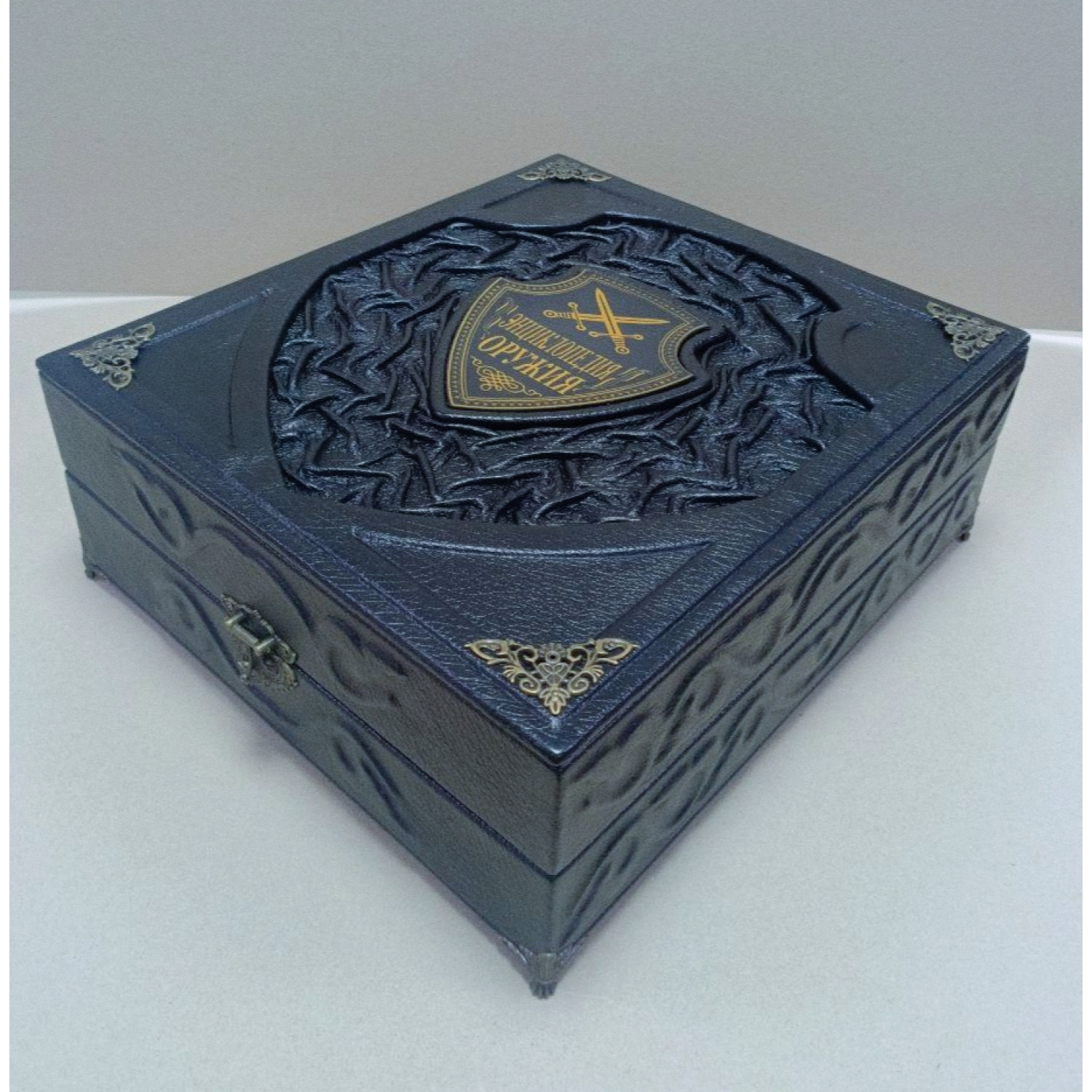 Подарочная книга "Энциклопедия оружия" в шкатулке