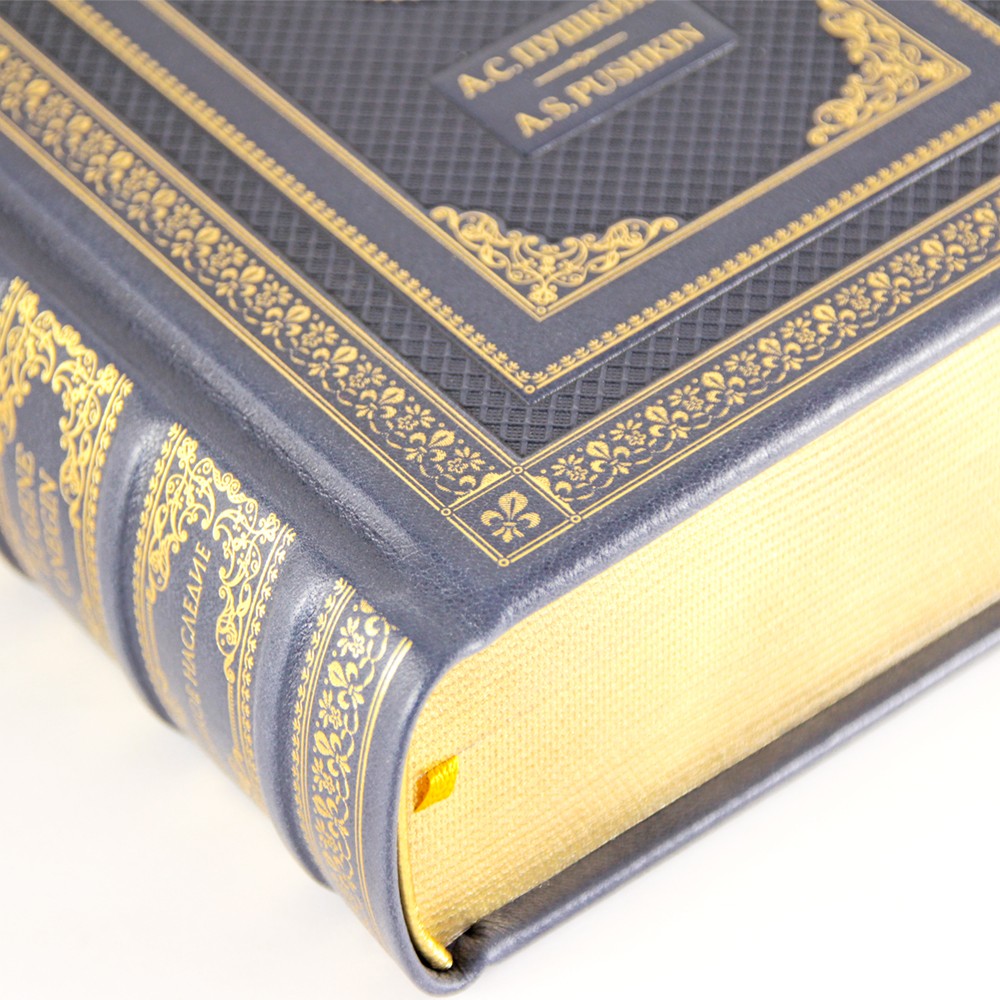Подарочная книга "Евгений Онегин. Роман в стихах. Eugene Onegin. Novel in verse" в кожаном переплёте